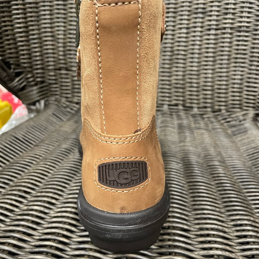 Brand new w/ out tag UGG Hapsburg Duck Boots. Never worn.